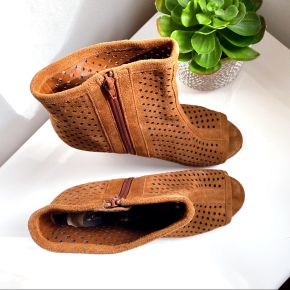 🍂 CARLOS SANTANA SUEDE LEATHER PERFORATED OPEN TOE WEDGE BOOTIES! - Picture 2 of 14